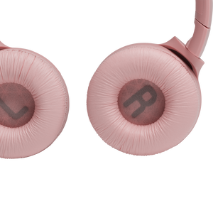 JBL Tune 560BT - Pink - Wireless on-ear headphones - Detailshot 2