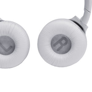 JBL Tune 560BT - White - Wireless on-ear headphones - Detailshot 2